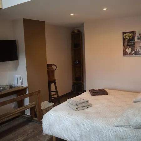 De La Cour Bed & Breakfast *