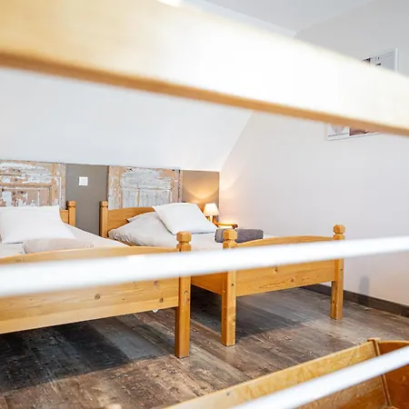 Oda ve Kahvaltı De La Cour 4*