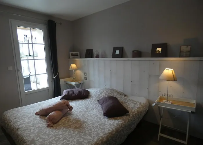 לינה וארוחת בוקר De La Cour Campandré-Valcongrain