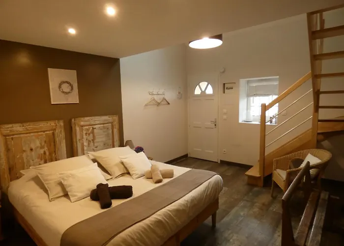 לינה וארוחת בוקר De La Cour 4*