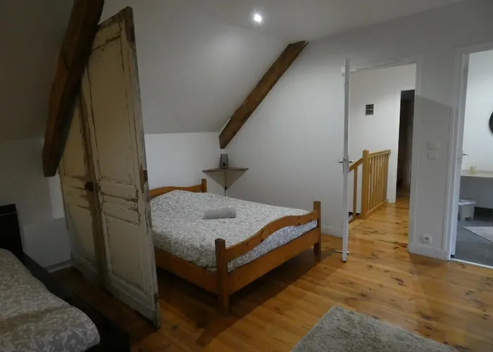 לינה וארוחת בוקר De La Cour