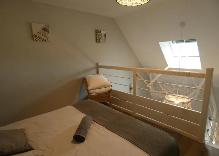 De La Cour לינה וארוחת בוקר 4*