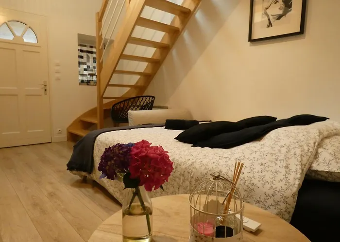 De La Cour לינה וארוחת בוקר 4*