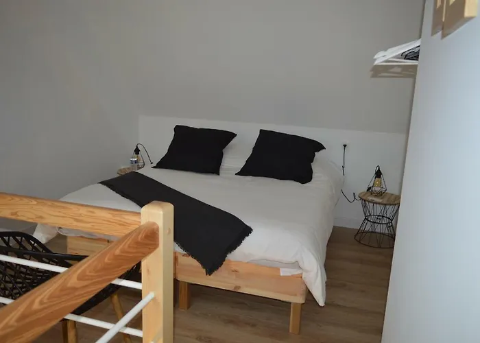 De La Cour לינה וארוחת בוקר